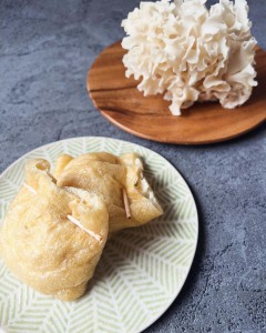 ハナビラタケレシピ写真2_ハナビラタケと豆腐の油揚げ包み