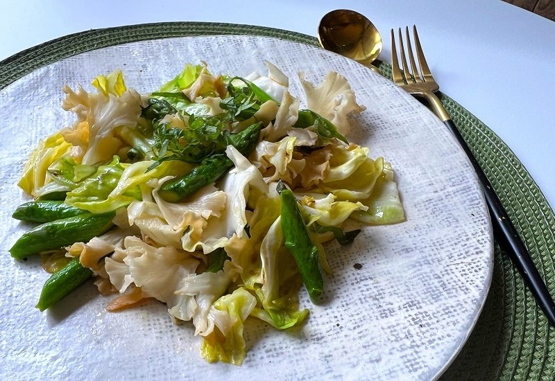 はなびら茸とキャベツのアスパラのバター醤油炒め-レシピ写真1