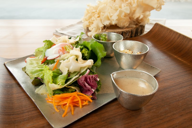 乾燥はなびら茸のサラダ・ドレッシング写真