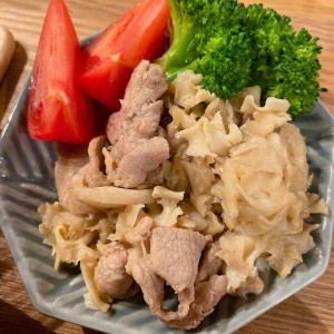 鶏肉と青梗菜ときのこの生姜醤油炒め_ハナビラタケレシピ写真1