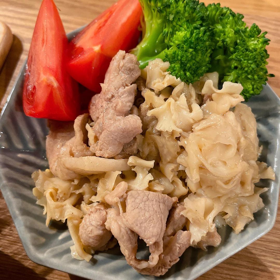 鶏肉と青梗菜ときのこの生姜醤油炒め_ハナビラタケレシピ写真1