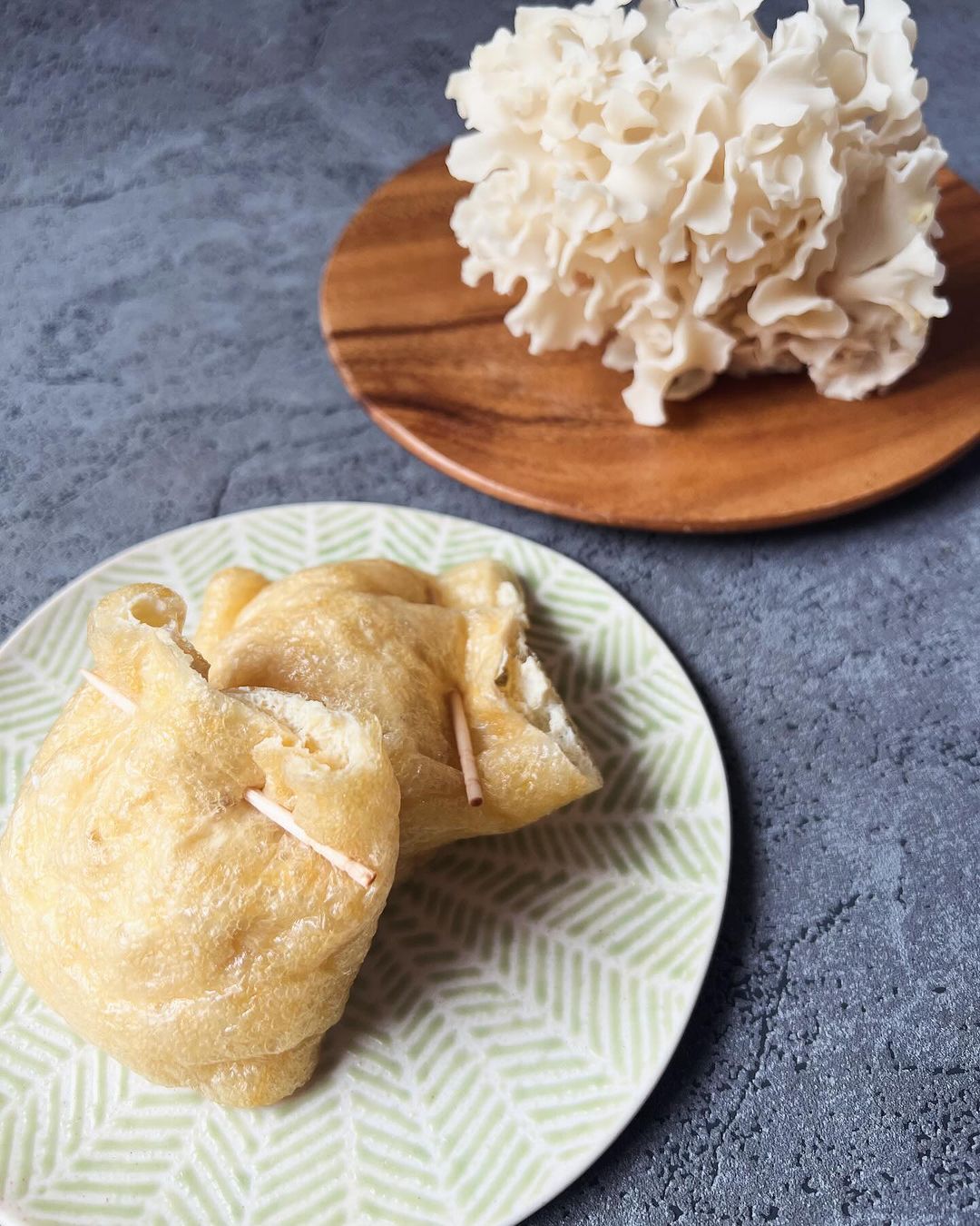 ハナビラタケレシピ写真2_ハナビラタケと豆腐の油揚げ包み